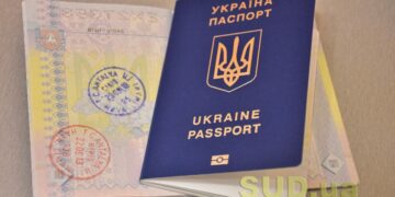 Українцям необхідно замінити закордонні паспорти — «продовжені» документи більше не діють