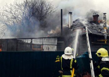 В Охтирці рятувальники ліквідували пожежу в житловому секторі (ВІДЕО)