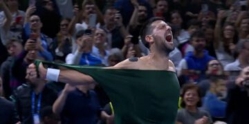 ВІДЕО. Джокович розірвав на собі футболку після виграного трофею в Афінах