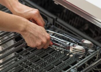 Вилки та ложки блищатимуть як нові: ось що потрібно покласти в посудомийку перед запуском