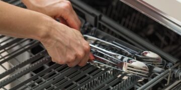 Вилки та ложки блищатимуть як нові: ось що потрібно покласти в посудомийку перед запуском