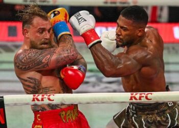 Джошуа говорить про сумбурність бою з Полом і відзначає спроби дати бокс
