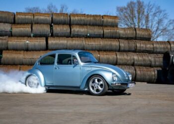 Старий “Жук” перетворили на 600-сильного електричного монстра, який розганяється швидше, ніж новий 911 GT3