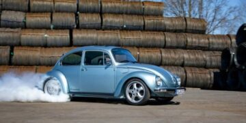 Старий “Жук” перетворили на 600-сильного електричного монстра, який розганяється швидше, ніж новий 911 GT3