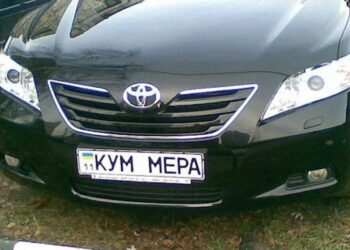 Чи потрібно возити звичайні номерні знаки в авто, якщо встановлені індивідуальні