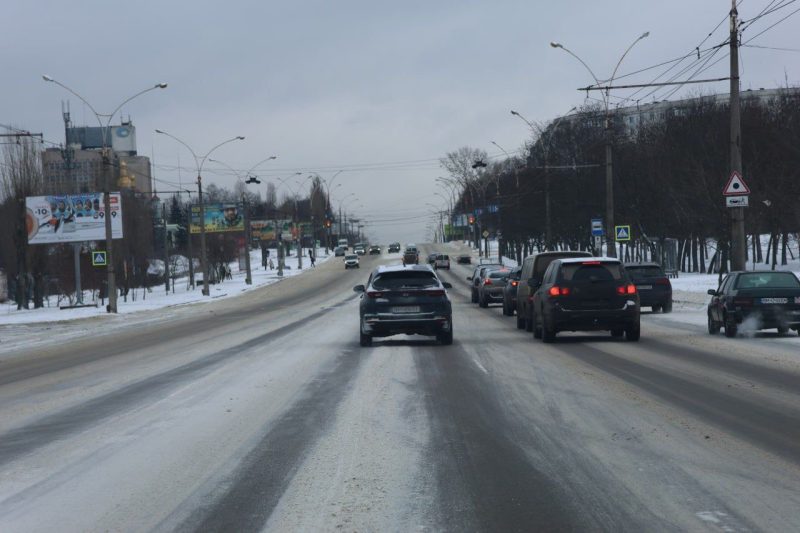 У Сумах комунальні служби працюють для безпечного руху в складних погодних умовах