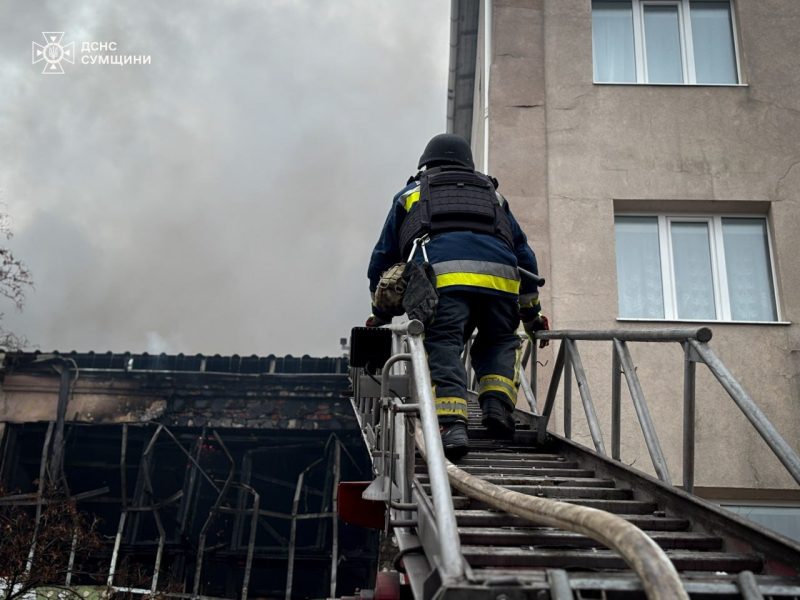Рятувальники показали, як гасили пожежу у спорткомплексі після атаки БпЛА у Шостці