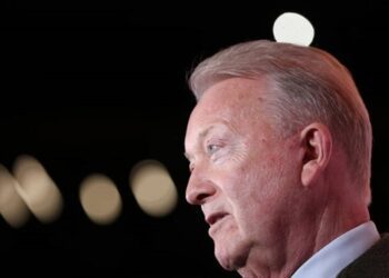 Воррен уважає показовою відсутність реакції Джошуа на пропозицію про бій