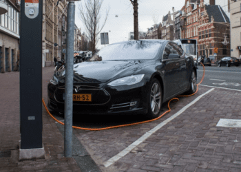 Як зарядити електрокар під час відключень світла: лайфхаки на випадок блекауту