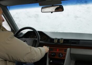 Як запобігти замерзанню лобового скла з середини авто