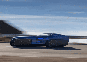 Оригінальний електромобіль Renault подолав понад 1000 км без підзарядки (ВІДЕО)