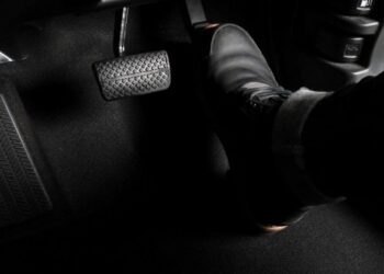 Навіщо потрібна прихована кнопка під педаллю газу в автомобілі