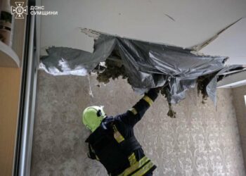 У Сумах ворог вдарив по багатоквартирному житловому будинку
