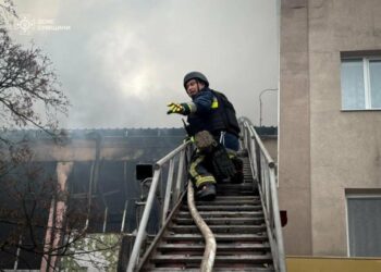 Рятувальники показали, як гасили пожежу у спорткомплексі після атаки БпЛА у Шостці