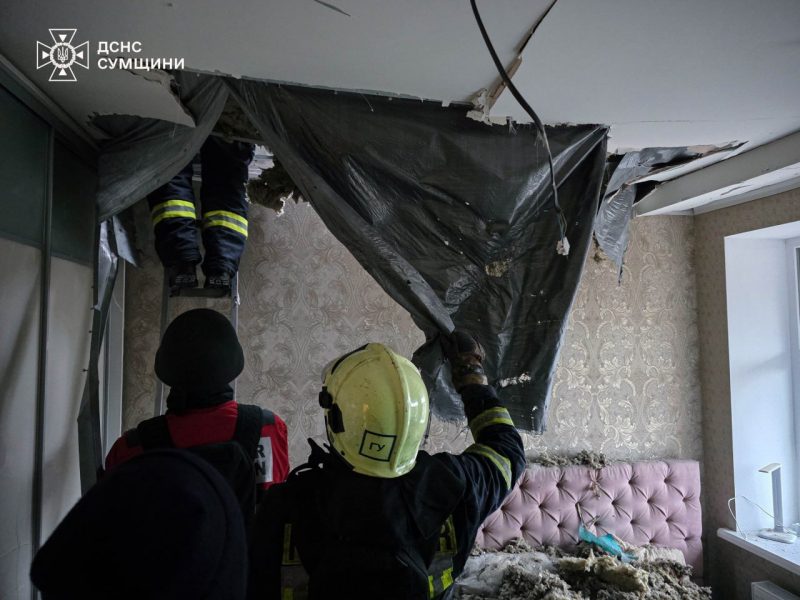 У Сумах ворог вдарив по багатоквартирному житловому будинку