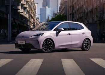 У Китаї вже продають електромобіль MG4 з твердотілою батареєю за $14600 (ФОТО)