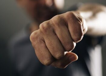 Шукали, щоб повідомити про загибель сина, натомість знайшли тіло матері на балконі