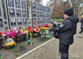 У Ромнах правоохоронці встановлюють осіб, причетних до пошкодження портрету на «Алеї слави»