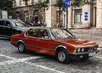 Відреставрований екземпляр першого покоління BMW 7 Series помітили у Києві (ФОТО)