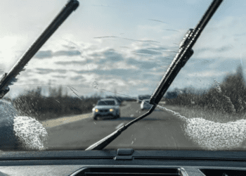 Чим очистити запітніле лобове скло, щоб не було розводів: швидкий метод