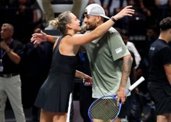 Австралієць перемагає першу ракетку світу в “битві статей”