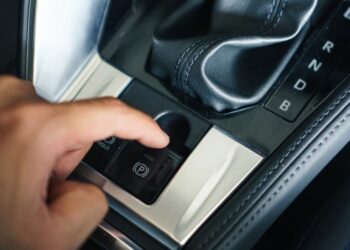Чому сучасні автомобілі відмовляються від ручного стоянкового гальма