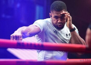 Джошуа говорить про необхідність зробити передих, аби зрозуміти, що до чого