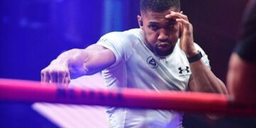 Джошуа говорить про необхідність зробити передих, аби зрозуміти, що до чого