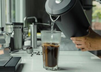 Як очистити чайник від накипу: простий продукт справляється краще за оцет