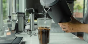 Як очистити чайник від накипу: простий продукт справляється краще за оцет