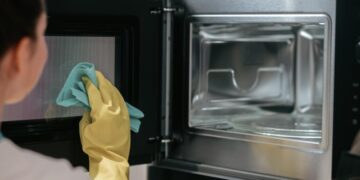 Як відмити мікрохвильовку всередині за 5 хвилин: що налити в миску і нагріти (відео)