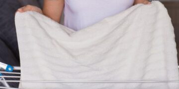 Як висушити білизну в холодній квартирі: трюк, який врятує ваші простирадла від вогкості