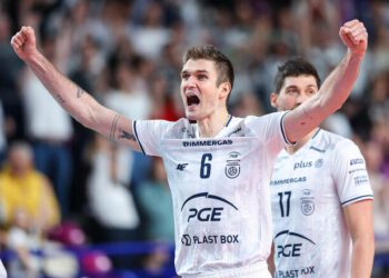 Команда капітана збірної України розбила суперника у трьох сетах