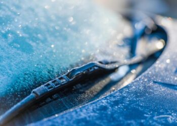 Лобове скло не замерзне навіть у сильний мороз: ось що потрібно на нього покласти