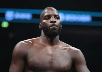 Лоуренс Околі легко розібрався з Ебенезером Тетте