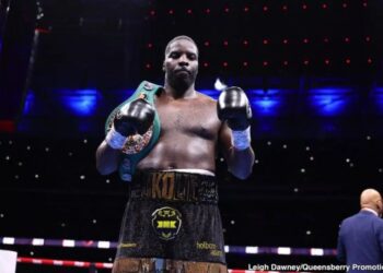 Лоуренс Околі поб’ється з Ебенезером Тетте