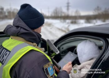 На Конотопщині правоохоронці затримали 22-річну водійку з фальшивими документами