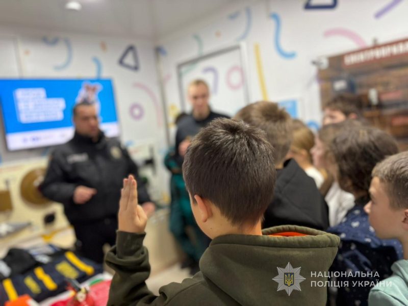На Недригайлівщині до школярів у межах проєкту «Мобільний клас безпеки» завітали поліцейські