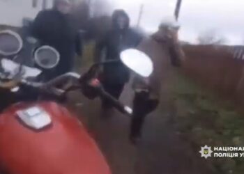 На прикордонні Шосткинщині дільничний допоміг пораненій жінці, яка постраждала від обстрілу + Відео