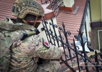 На Сумщині росіяни скинули міну на дах адмінбудівлі “Укрзалізниці”