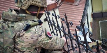 На Сумщині росіяни скинули міну на дах адмінбудівлі “Укрзалізниці”