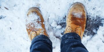 Ноги не мерзнутимуть навіть у сильний мороз: ось що потрібно покласти під устілку