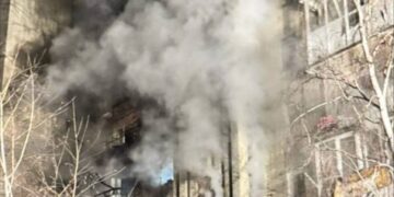 Окупанти влучили «шахедом» у багатоповерхівку в Охтирці: п’ятеро поранених