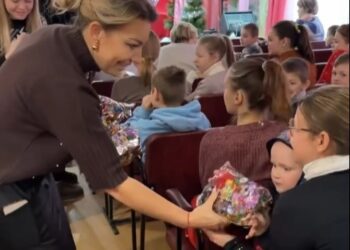 Працівники Сумського обласного центру екстреної медичної допомоги та медицини катастроф передали подарунки дітям у навчально-реабілітаційному центрі