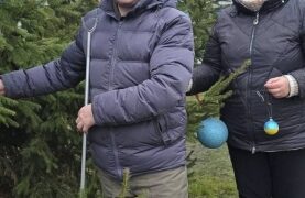 Прикрасили ялинки у патріотичному стилі: волонтери підготували подвір’я Церкви Покрови Пресвятої Богородиці до новорічно-різдвяних свят