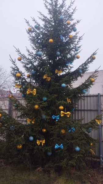 Прикрасили ялинки у патріотичному стилі: волонтери підготували подвір&rsquo;я Церкви Покрови Пресвятої Богородиці до новорічно-різдвяних свят