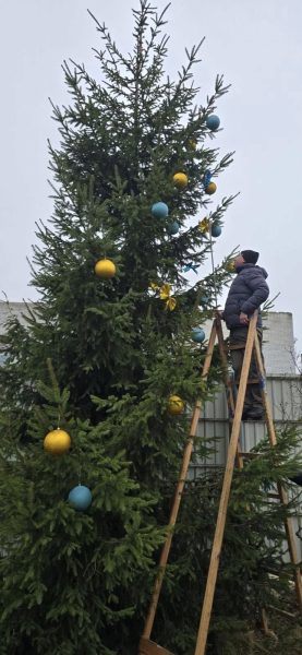 Прикрасили ялинки у патріотичному стилі: волонтери підготували подвір&rsquo;я Церкви Покрови Пресвятої Богородиці до новорічно-різдвяних свят