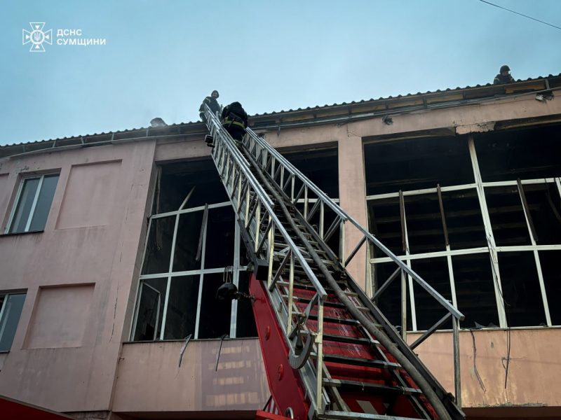Рятувальники показали, як ліквідовували пожежу після російського удару по спорткомплексу у Шостці + Фото + Відео