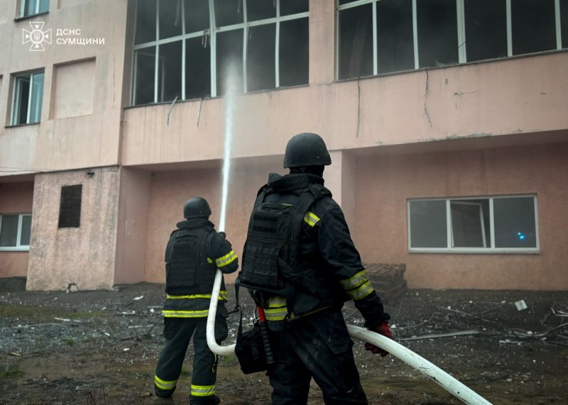 Рятувальники показали, як ліквідовували пожежу після російського удару по спорткомплексу у Шостці + Фото + Відео