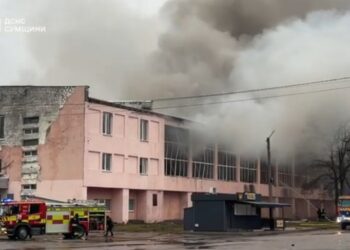 Рятувальники показали, як ліквідовували пожежу після російського удару по спорткомплексу у Шостці + Фото + Відео